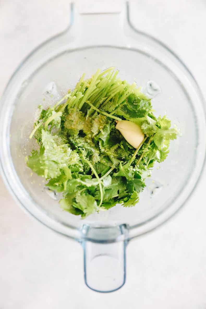 Bate los ingredientes para el aderezo de cilantro y lima en una licuadora.
