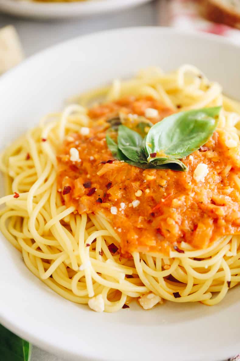 Comida final con salsa arrabiata picante sobre espagueti.