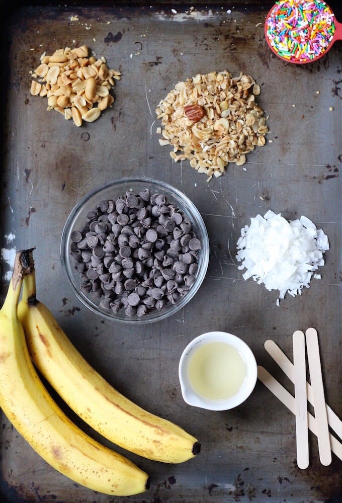 Merienda saludable de verano con 3 ingredientes simples!  Estos chips de plátano cubiertos de chocolate son fáciles de hacer personalizados, aptos para niños y una receta deliciosa recién sacada del congelador.