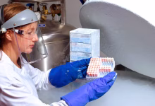 Logística criogénica de materiales biológicos mujer